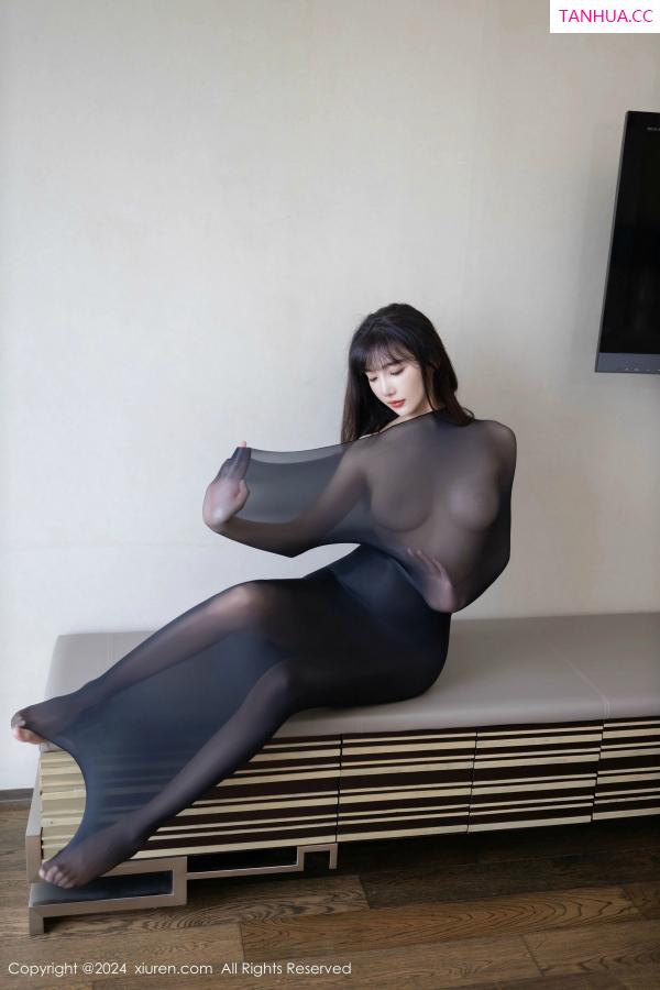 陆萱萱  [XiuRen]高清写真图 2024.12.12 No.9590 陆萱萱 黑丝美腿第21张图片